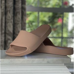 Like New Archie’s Slides Tan / Nude Women’s 9 Men’s 8